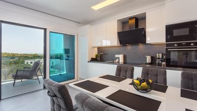 Istrië, Stinjan, langetermijnverhuur van een gelijkvloers appartement van 110 m² met drie slaapkamers