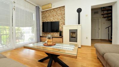 Zadar, Kolovare, háromszobás, kétszintes lakás kiváló helyen, a tenger közelében.