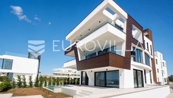 Zadar, Sukošan, první řada u moře - luxusní apartmán s bazénem, zahradou a wellness zónou