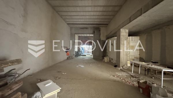 Zagreb, gågata, kommersiell lokal i två plan 390 m2