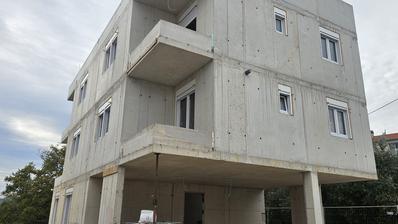 Kastela'da 50,5 m² iki yatak odalı daire, ikinci katta çatı teraslı.