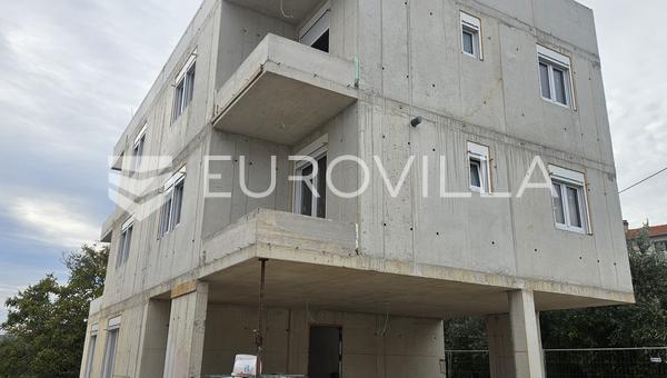 Kaštela dvosoban stan 50,5 m² s krovnom terasom i panoramski pogledom na more