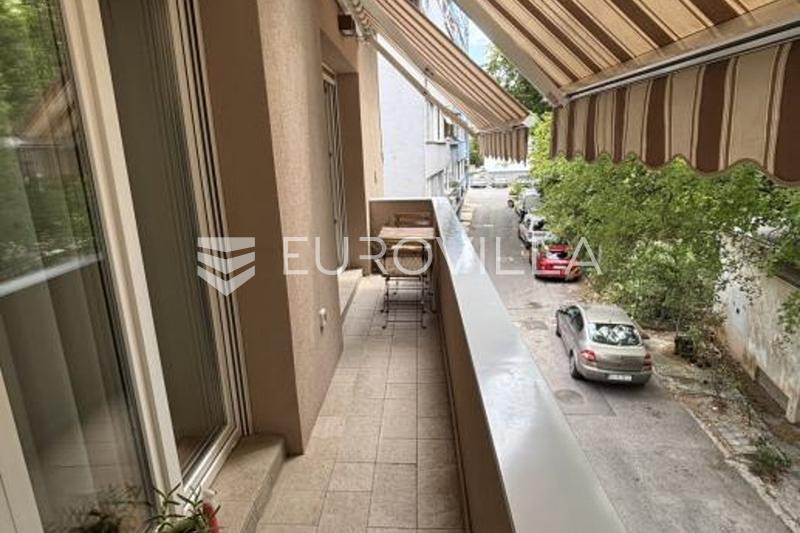 Rijeka, Donja Vežica, uređen peterosobni stan 186 m², dva balkona, parking