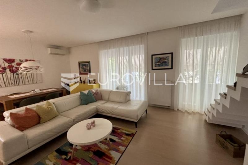 Rijeka, Donja Vežica, uređen peterosobni stan 186 m², dva balkona, parking