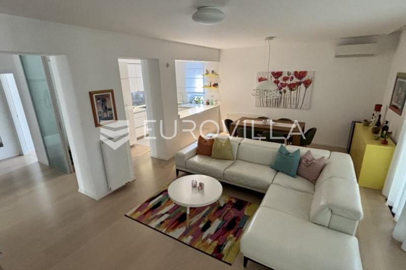 Rijeka, Donja Vežica, uređen peterosobni stan 186 m², dva balkona, parking