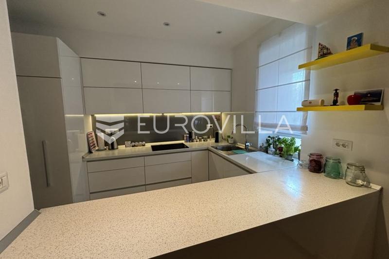 Rijeka, Donja Vežica, uređen peterosobni stan 186 m², dva balkona, parking