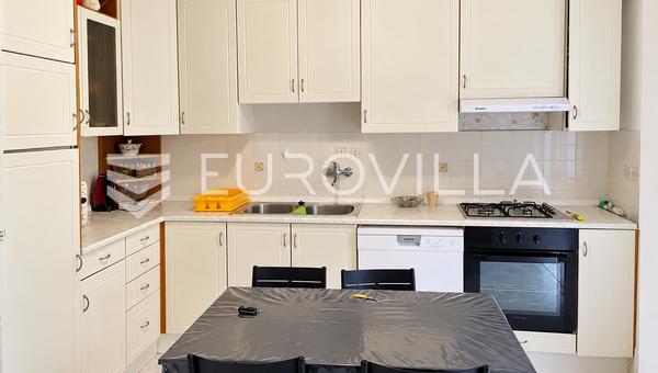 Istrie, région de Porec - Spacieux appartement de quatre chambres avec jardin privé