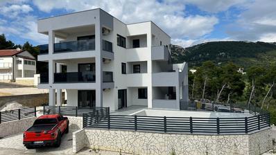 Ostrov Rab, Banjol, luxusní přízemní byt s bazénem, 200 m² zahrady a výhledem na moře
