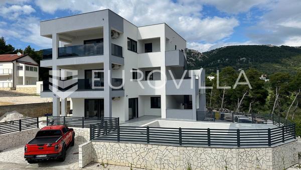 Rab Adası, Banjol, havuzlu, 200 m² bahçeli ve deniz manzaralı lüks zemin kat daire