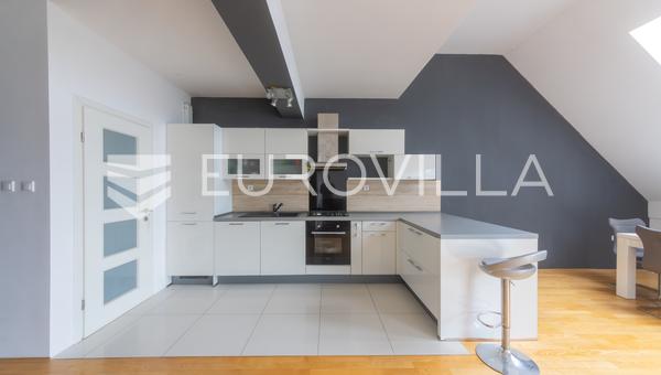Osijek, Novi grad, 166 m² Çatı Katı Dairesi, Garaj ve Asansörlü, Ofis Kullanımına Uygun