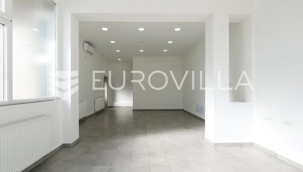 Slavonski Brod, Mali Pariz: Espacio Comercial con Escaparate y Aparcamiento en una Ubicación Privilegiada