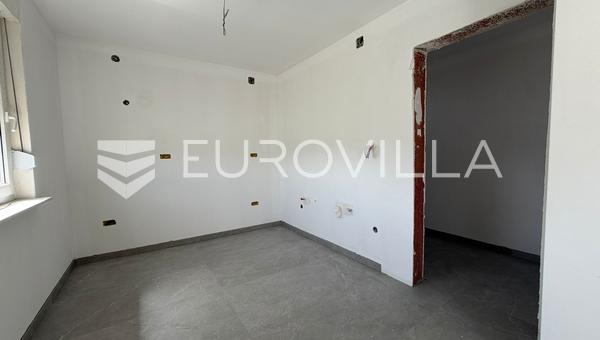 Dakovo, Dracice - Birinci Katta Yer Alan Modern Dört Yatak Odalı Daire, 2 Otopark Alanıyla