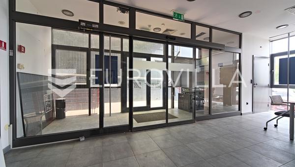 Osijek, Jug II - Local comercial en planta baja en venta, 117 m²