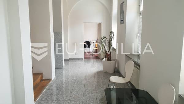 Ilica-toimisto 356 m², 50m pääaukiolta
