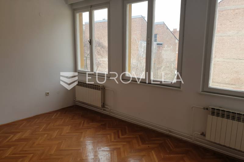 Ilica-toimisto 356 m², 50m pääaukiolta - 2
