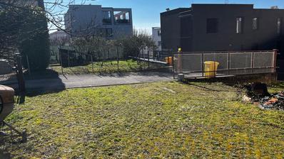 Záhreb, Srebrnjak, dom s tromi apartmánmi a garážami, v stave holostavby