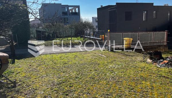 Zagreb, Srebrnjak, kuća s tri stana i garažama, roh bau