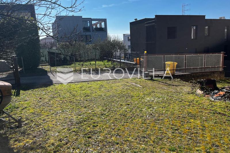 Zagreb, Srebrnjak, hus med tre lejligheder og garager, råbyggeri - 1