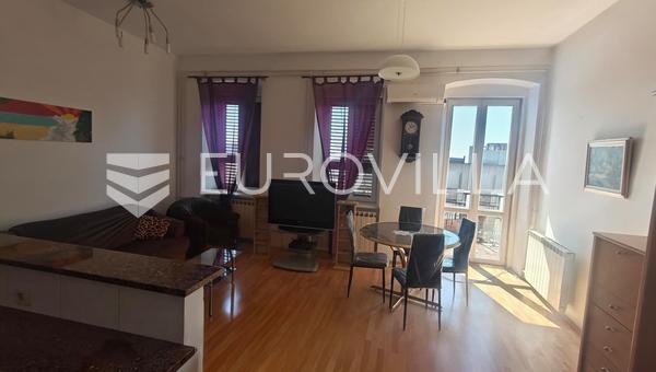 Fiume, városközpont, kényelmes négyszobás lakás, 117 m², tengerre néző kilátással