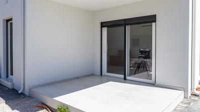 Vodice, kahden makuuhuoneen huoneisto tilavalla terassilla pohjakerroksessa