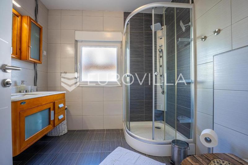 Istra, Vodnjan, kuća s bazenom, jacuzzijem i parkingom za dugoročan najam - 32
