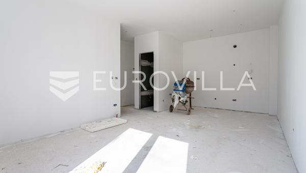 Trogir, két hálószobás lakás kerttel, kiváló helyen