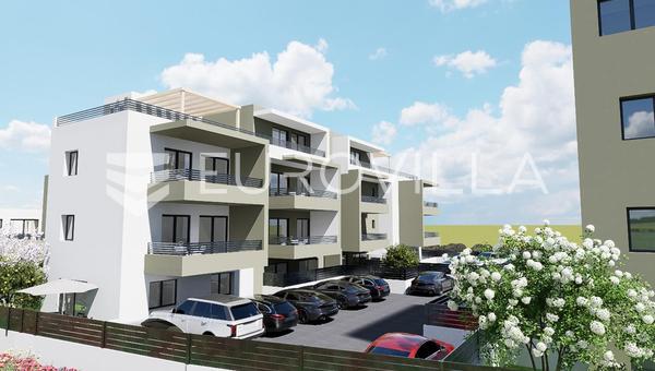 Trogir, jednosoban stan u prizemlju s vrtom i parkirnim mjestom