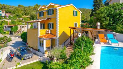 Brač, Splitska, kuća ukupne površine 170 m²