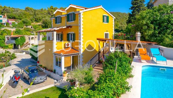 Brač, Splitska, kuća ukupne površine 170 m²