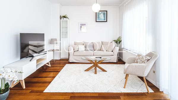 Zagreb, Maksimir, fremragende treværelses lejlighed, nettoetageareal 90 m², garage