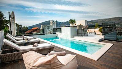 Lyxvilla med panoramautsikt över Trogir och havet.