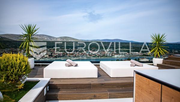 Villa di lusso con vista panoramica su Trogir e il mare.