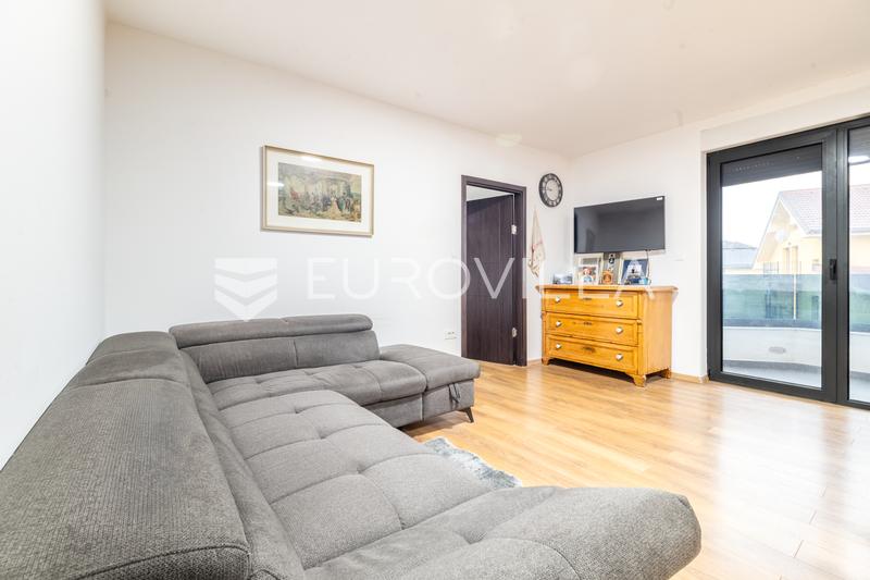 Zaprešić, Centar, moderan trosoban stan 61 m² u novogradnji