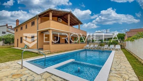 Loborika: Casa con 2 apartamentos, taberna y piscina
