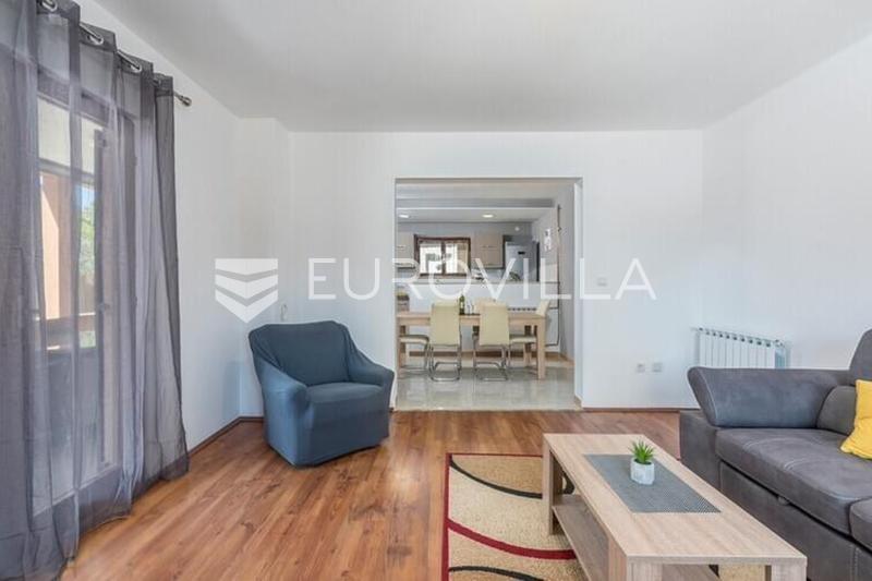 Loborika: Kuća s 2 stana, konobom i bazenom