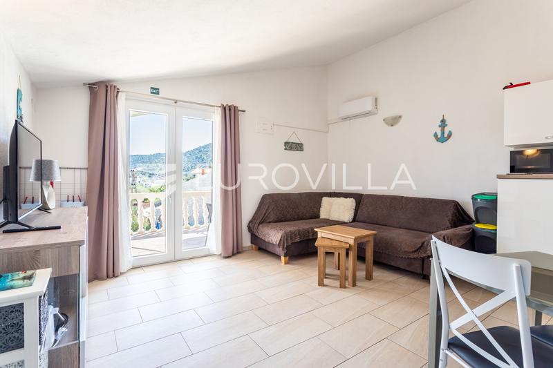 Vinišće, samostojeća apartmanska kuća ukupne površine 259 m2