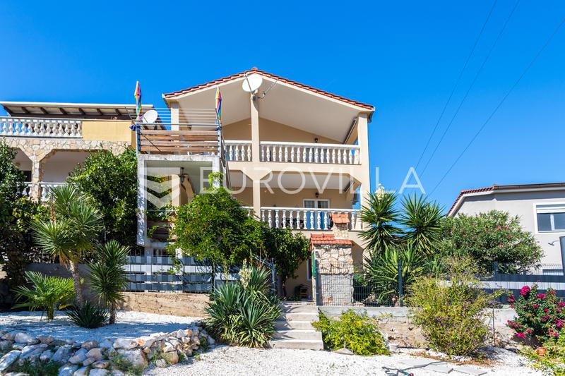 Vinišće, samostojeća apartmanska kuća ukupne površine 259 m2