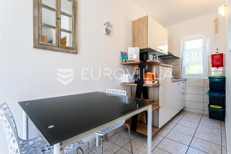 Vinišće, samostojeća apartmanska kuća ukupne površine 259 m2