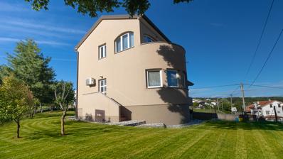 Viskovo, Marcelji, ruim familiehuis met twee appartementen, 300 m², op een groot perceel van 1.137 m²