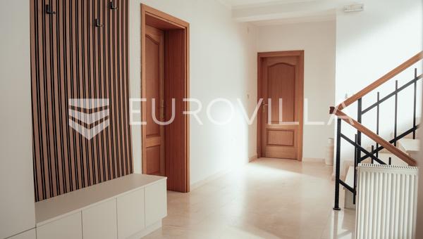 Vinkovci, Mirkovci, velika kuća s prostranim dvorištem