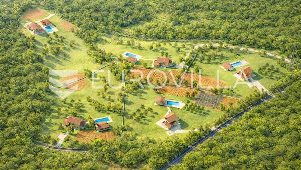 Ístria, vila em um oásis de floresta verde
