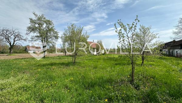 Vinkovci, Zaluzje Hafta Sonu Yerleşimi'nde, 8631 m²'lik geniş imarlı arsa üzerinde 46 m²'lik bir ev ile