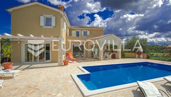 Istria, Vosteni, alquiler a largo plazo de una hermosa casa de dos plantas de 180 m² con piscina