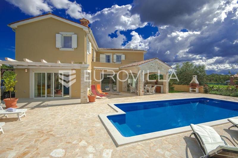 Istra, Vošteni, najam katnice 180m2 s bazenom i uređenom okućnicom