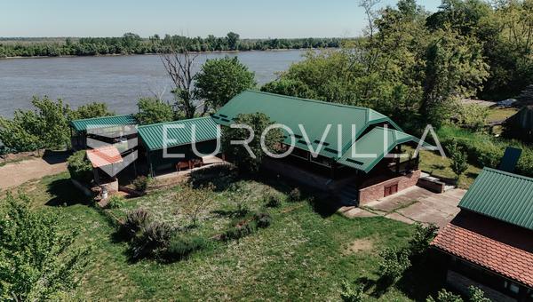 Ilok, Šarengrad, Imanje uz samu obalu Dunava s vlastitim pristupom rijeci