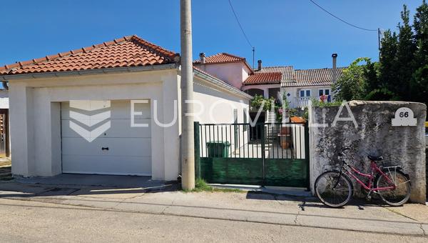 Zadar, Nin obiteljska kuća s pogledom na Velebit