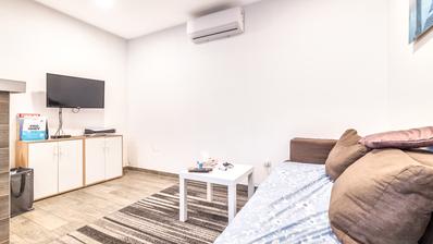 Zagreb, Kvatrić, dva odvojena prizemna stana 65 m²