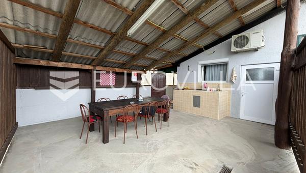 Đakovo - Feriehus og Landbrugsbygninger på en Rummelig Ejendom