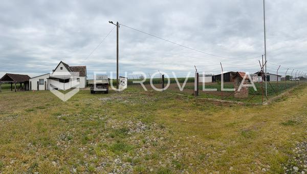 Đakovo, vikendica i gospodarski objekti na prostranom imanju