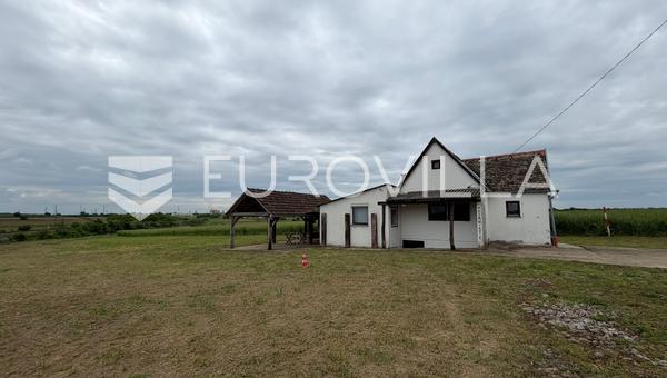 Đakovo - Rekreační dům a zemědělské budovy na prostorném pozemku